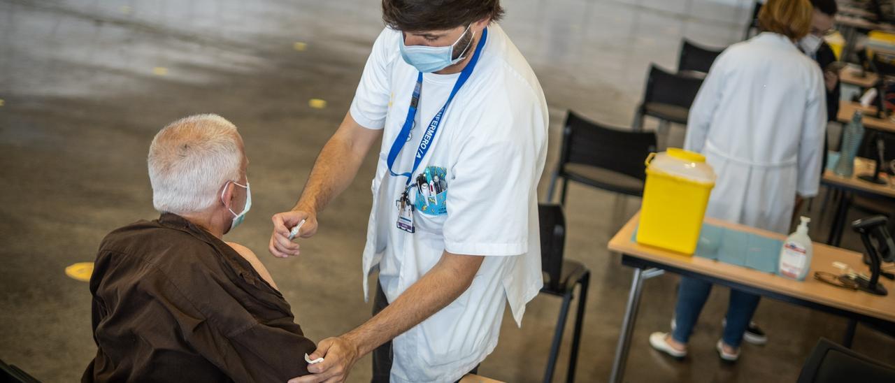 Un enfermero vacuna a un hombre en el Recinto Ferial.