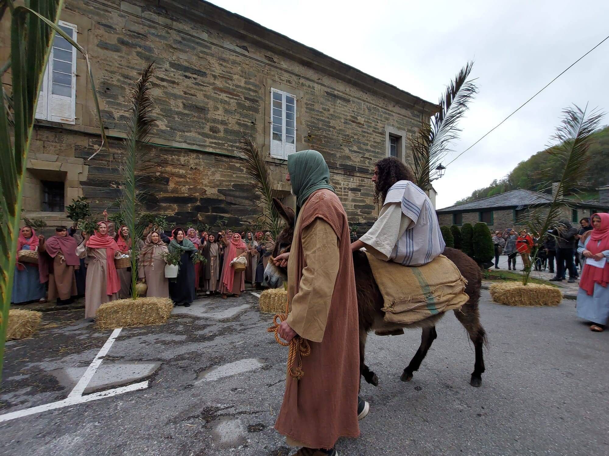 EN IMÁGENES | Vía crucis viviente en Villanueva de Oscos