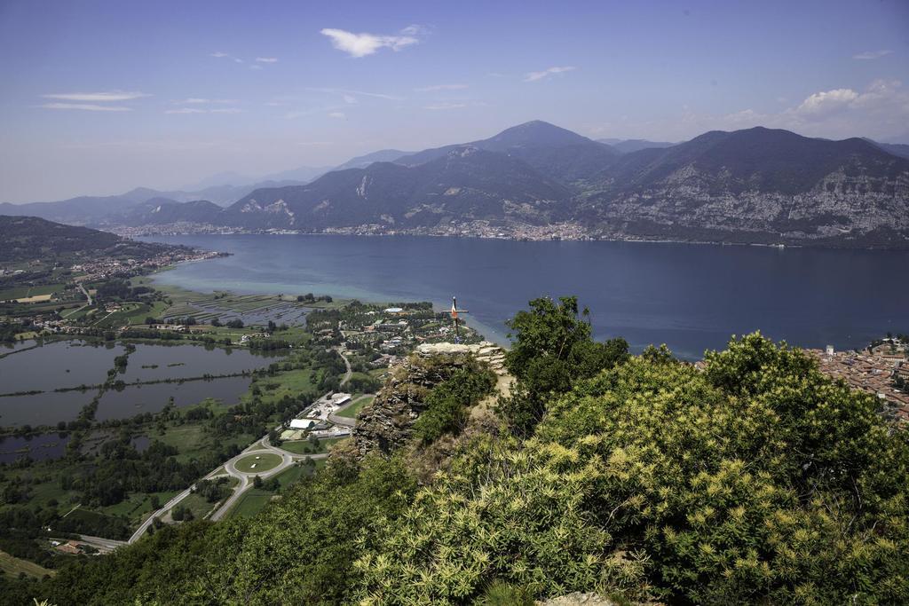 Vista del lago Iseo desde el cuerno de Creilì, escenarios de la segunda etapa de la Via delle Sorelle.