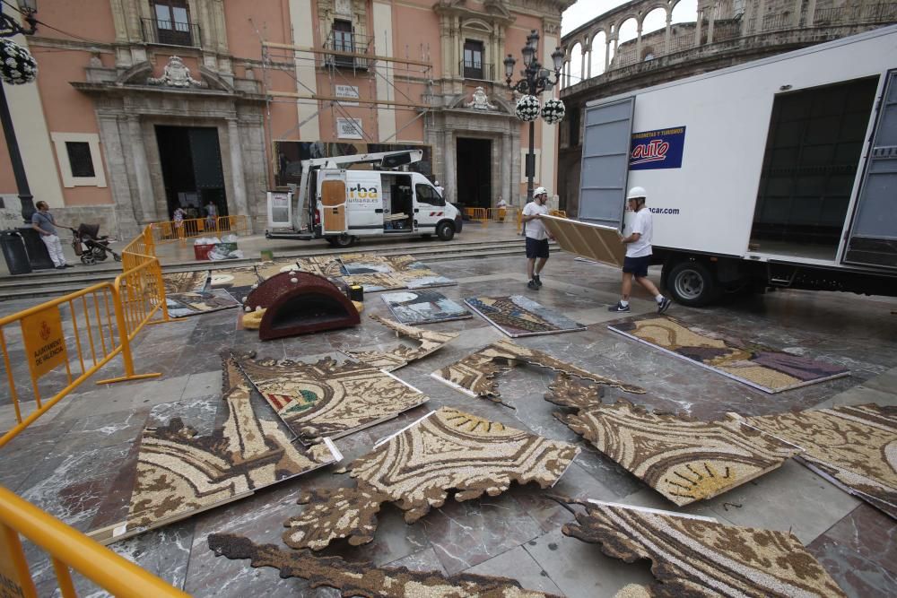 Montaje del tapiz en la Plaza de la Virgen