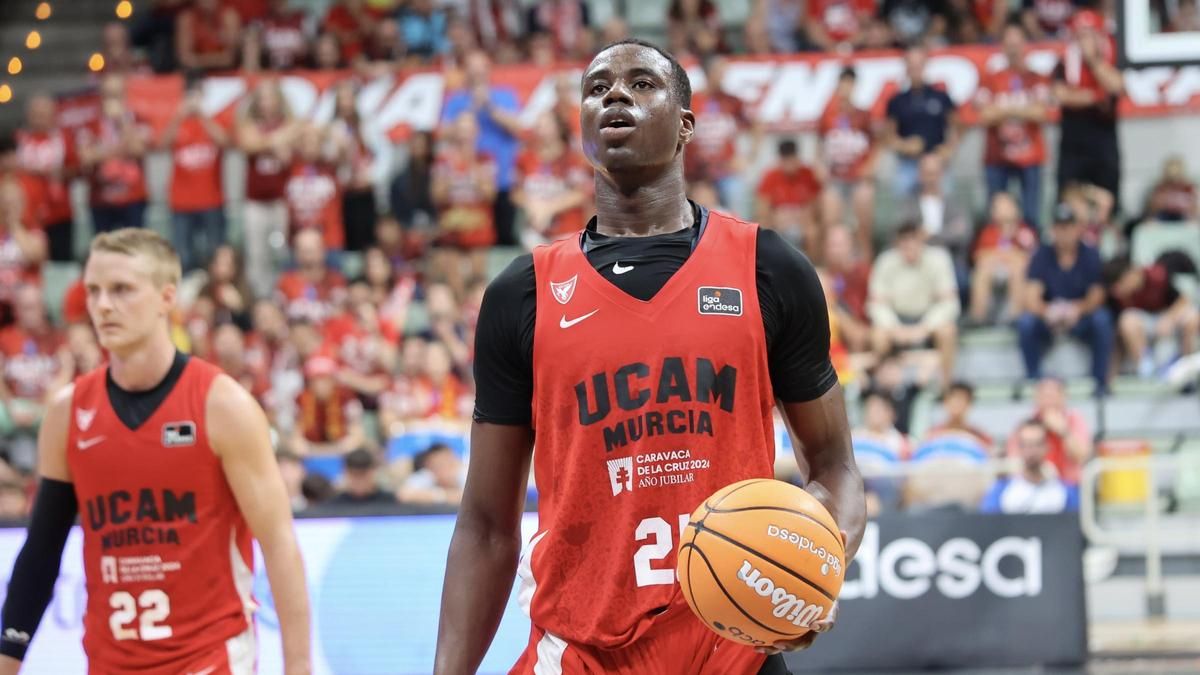 Moussa Diagne, antes de tirar un tiro libre en el encuentro ante el Bilbao Basket.