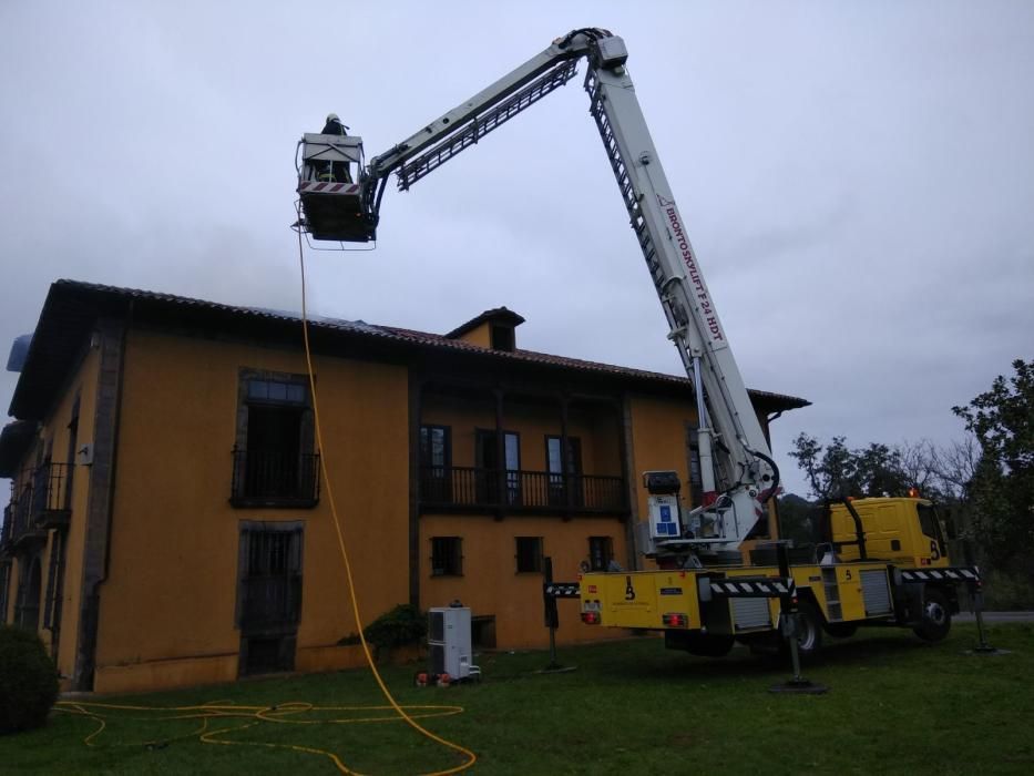 Incendio en el palacio de Cavanilles, del siglo XVI, en Lieres