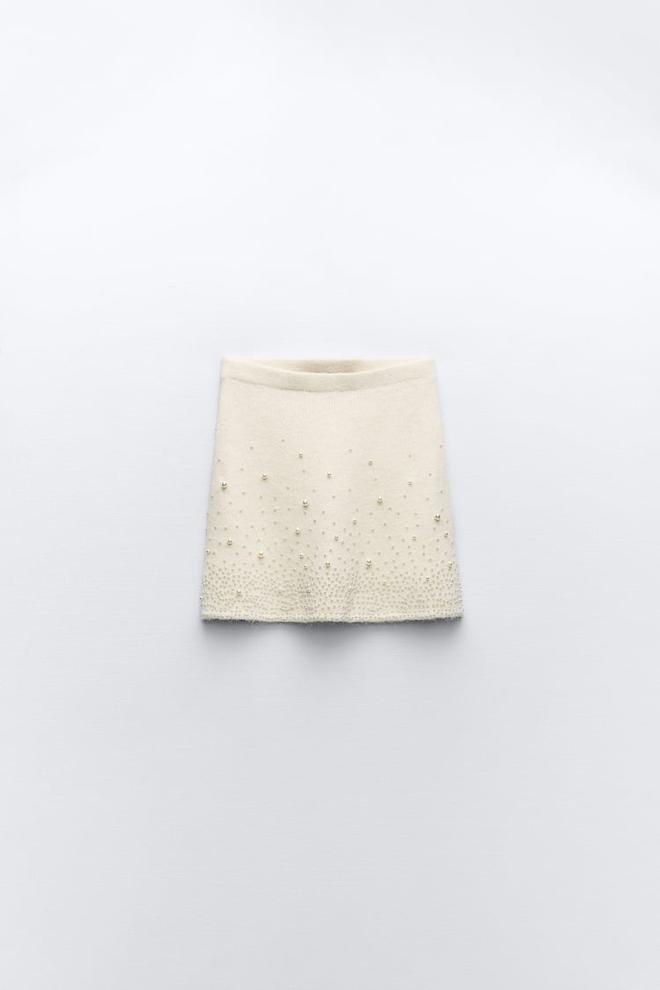Minifalda de punto y perlas de Zara