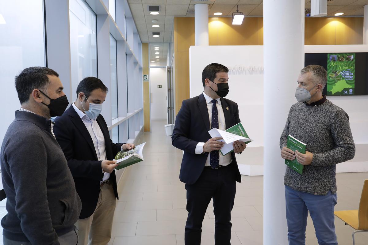 El diputado de Medio Ambiente, Turismo Interior, Cambio Climático y Deportes, Cristóbal Ortega, presenta el libro 'Árboles y arbustos de la Gran Senda de Málaga y provincia'. Junto a él el coordinador científico de la obra, Andrés V. Pérez Latorre, y dos de los coautores, Noelia Hidalgo y Federico Casimiro Soriguer.