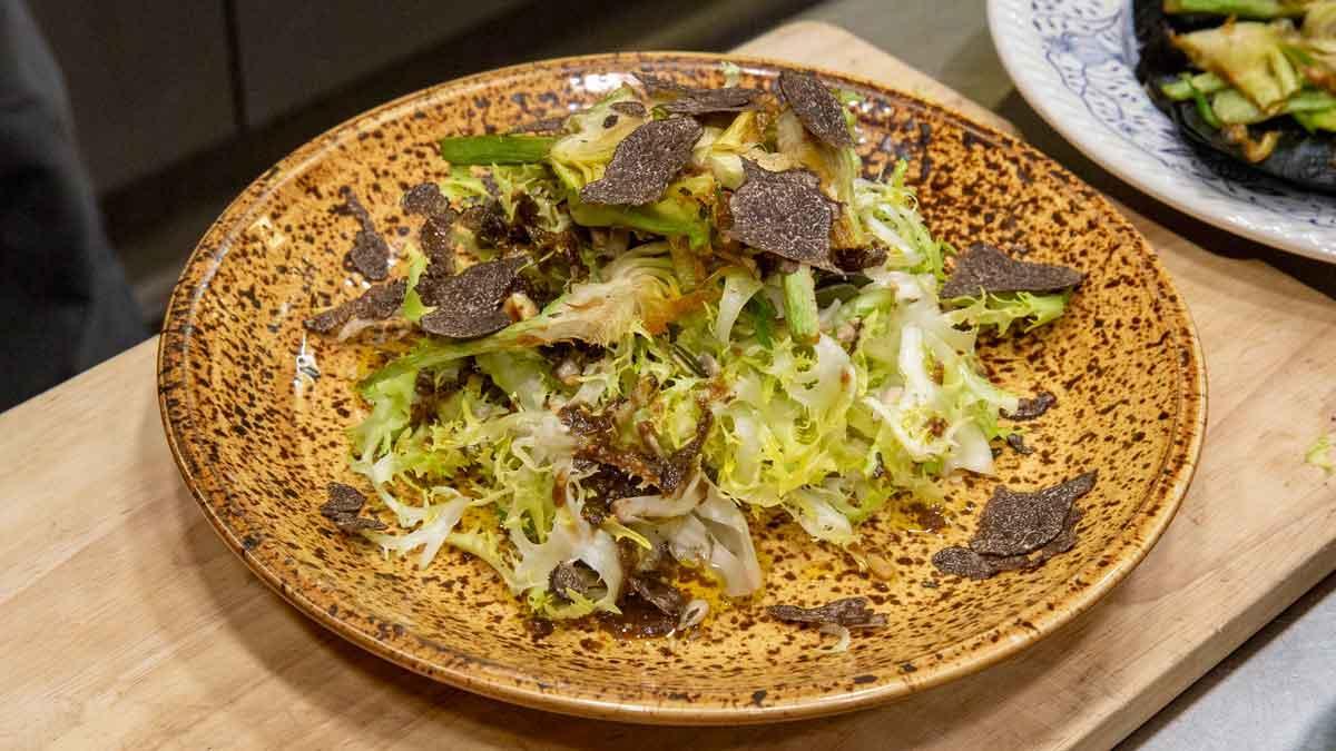 Cómo preparar una escarola con alcachofa y trufa.