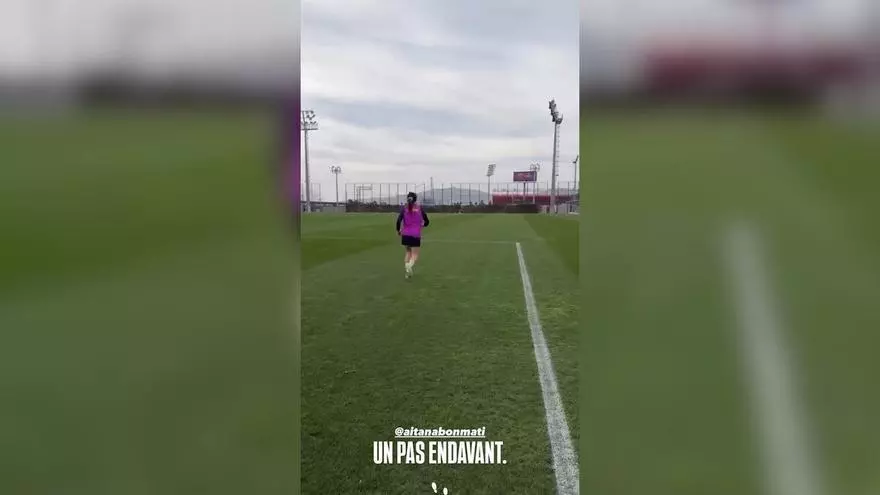 ¡Aitana Bonmatí vuelve a pisar el césped preparándose para su vuelta al campo de juego!