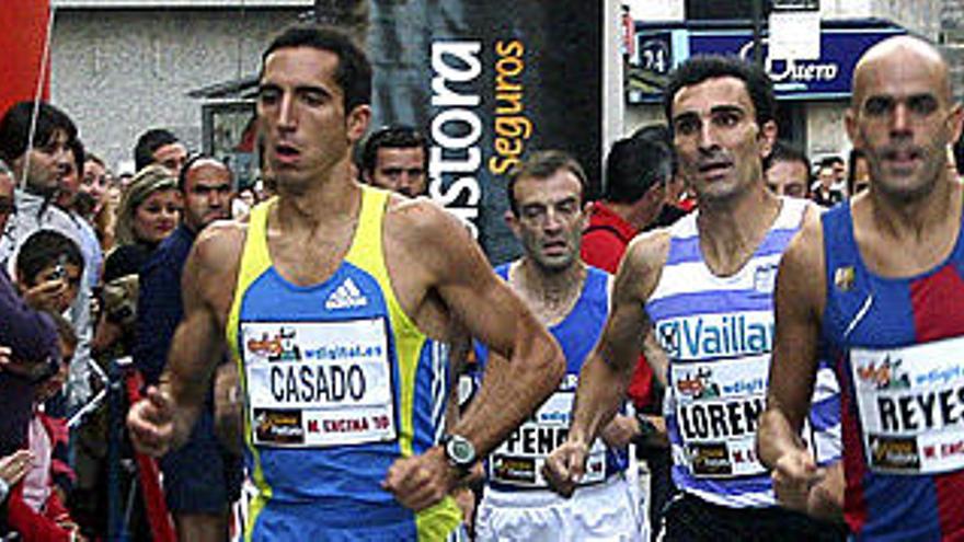 Fernando Lorenzo, entre Arturo Casado y Reyes Estévez al comienzo de la prueba