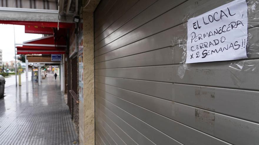 Un comercio cerrado en una calle de Málaga.