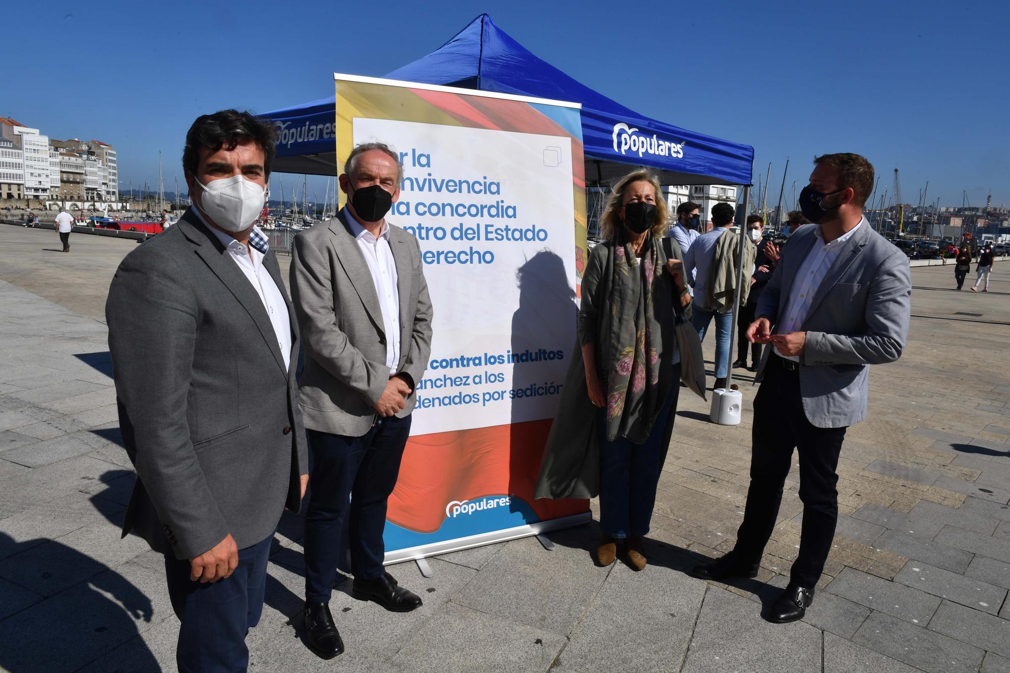 Vallas para controlar el acceso a los arenales en Orzán y Riazor