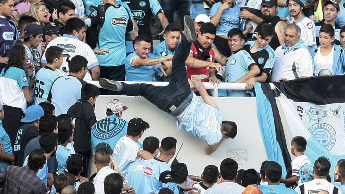 Varios hinchas empujan al vacío a Emanuel Balbo, que murió como consecuencia de la caída.