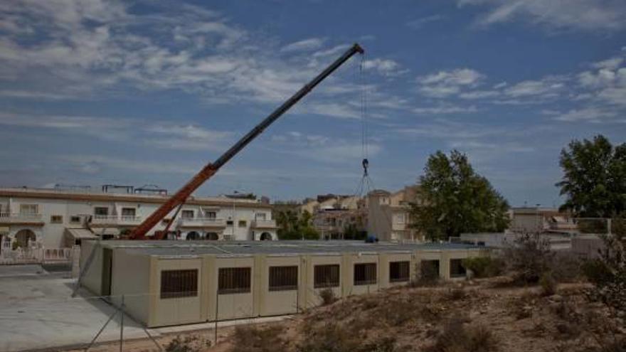 El colegio de Gran Alacant acoge la instalación de los nuevos barracones para comenzar el curso académico con 900 alumnos.