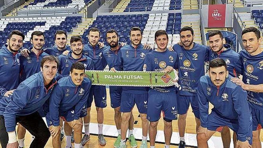 La plantilla del Palma Futsal posa ayer, antes de partir a Barcelona.