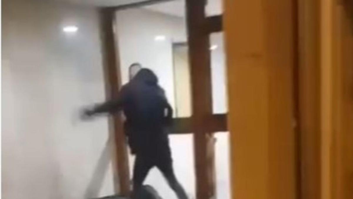 Capturas del vídeo de la agresión al indigente en un soportal de Gijón.