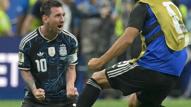 Leo Messi celebra l’increïble triomf de l’Argentina contra Anglaterra, ahir a Atlanta. | JUAN MABROMATA / AFP