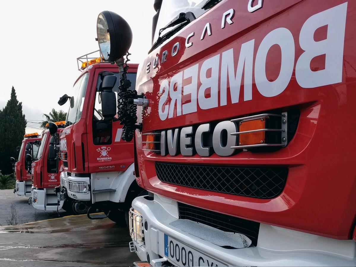 Imagen de archivo de camiones de Bomberos de Ibiza estacionados.