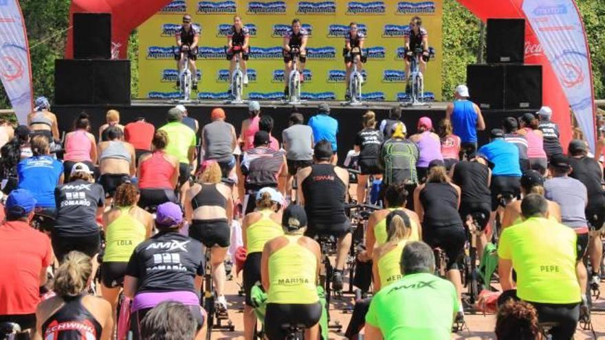 Unos 300 asistentes pedalean al unísono en Benidorm