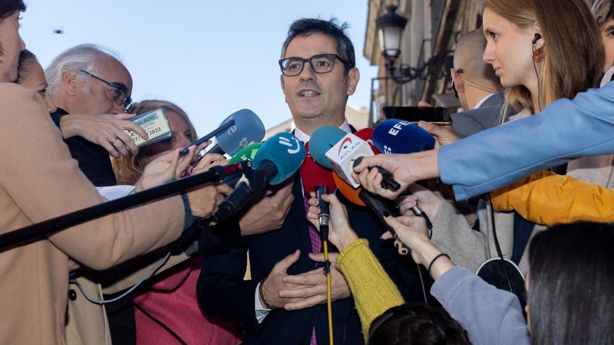 El ministro de Presidencia, Félix Bolaños, atiende a los medios.