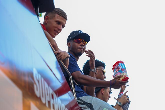 ¡De locos! Las mejores imágenes de una ciudad entregada al Barça