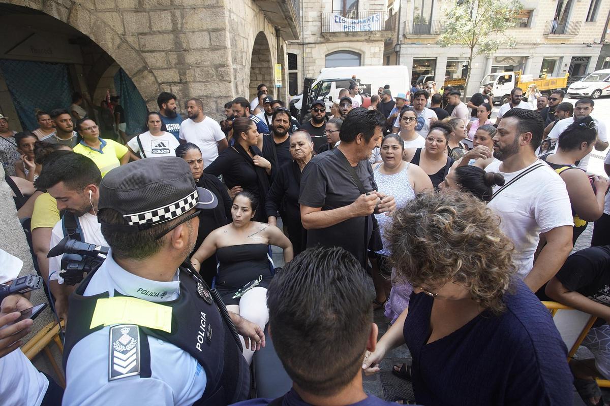 Les imatges de la protesta dels familiars i veïns de les víctimes del crim de la Font de la Pólvora
