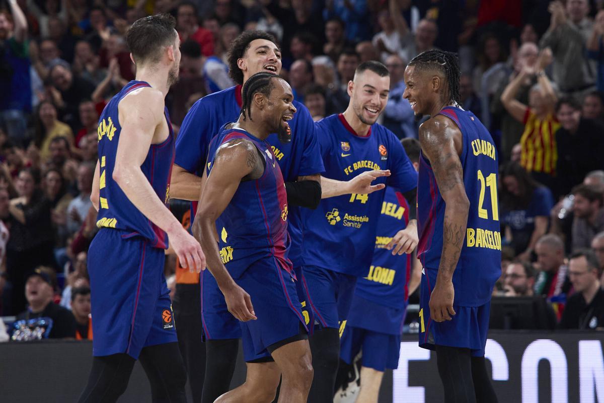 Los jugadores del Barça celebran un robo con mate posterior de Kevin Punter.