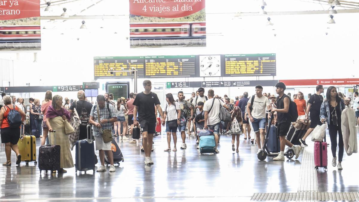 Usuarios de la estación de tren de Alicante este verano.