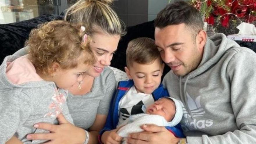 Iago Aspas y Jennifer Rueda con sus tres hijos: Tiago, Mía y Aleix.