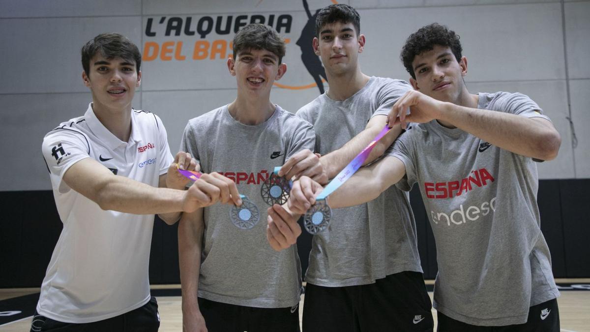 Lucas Marí, Sergio de Larrea , David Barberá y Pablo Navarro, con sus medallas del Mundial Sub-17 en la Alqueria del Basket. | M. A. MONTESINOS