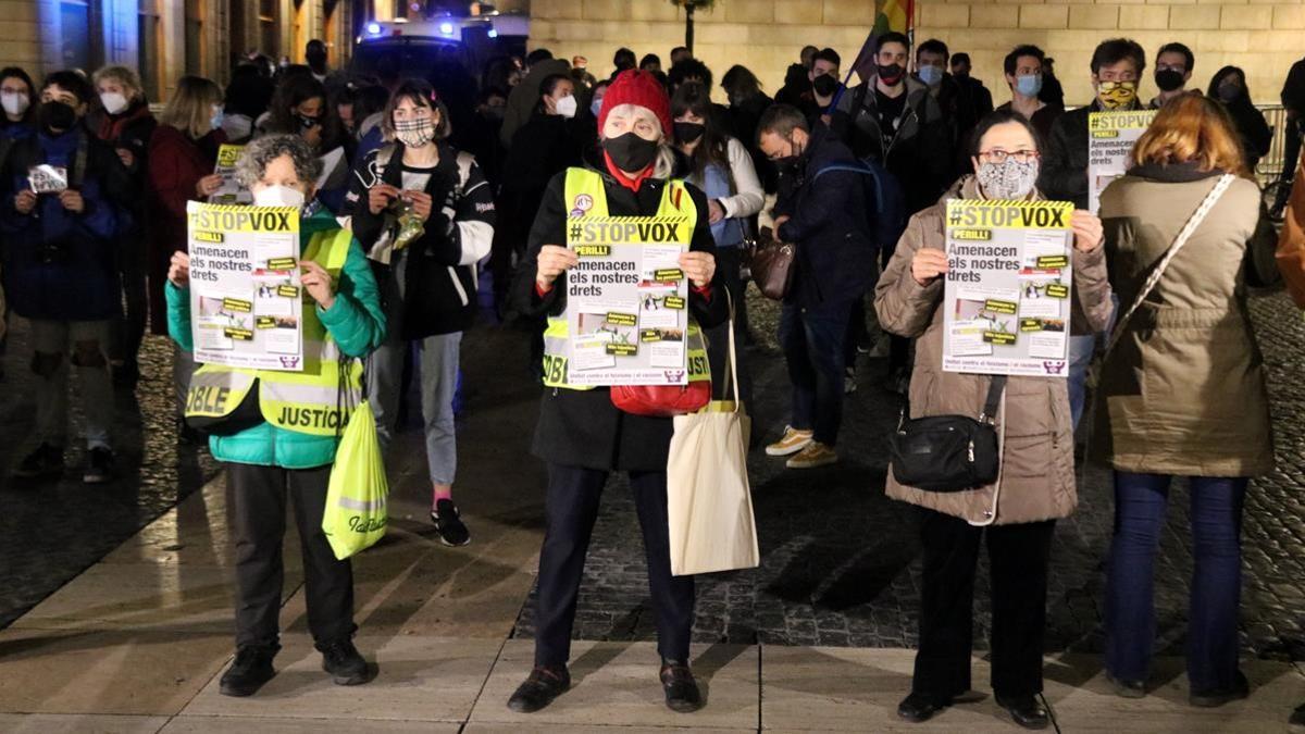 Un centenar de persones es manifesten a la placa Sant Jaume contra l entrada de Vox al Parlament el 15 de febrer del 2021  (Horitzontal) Miquel Codolar ACN