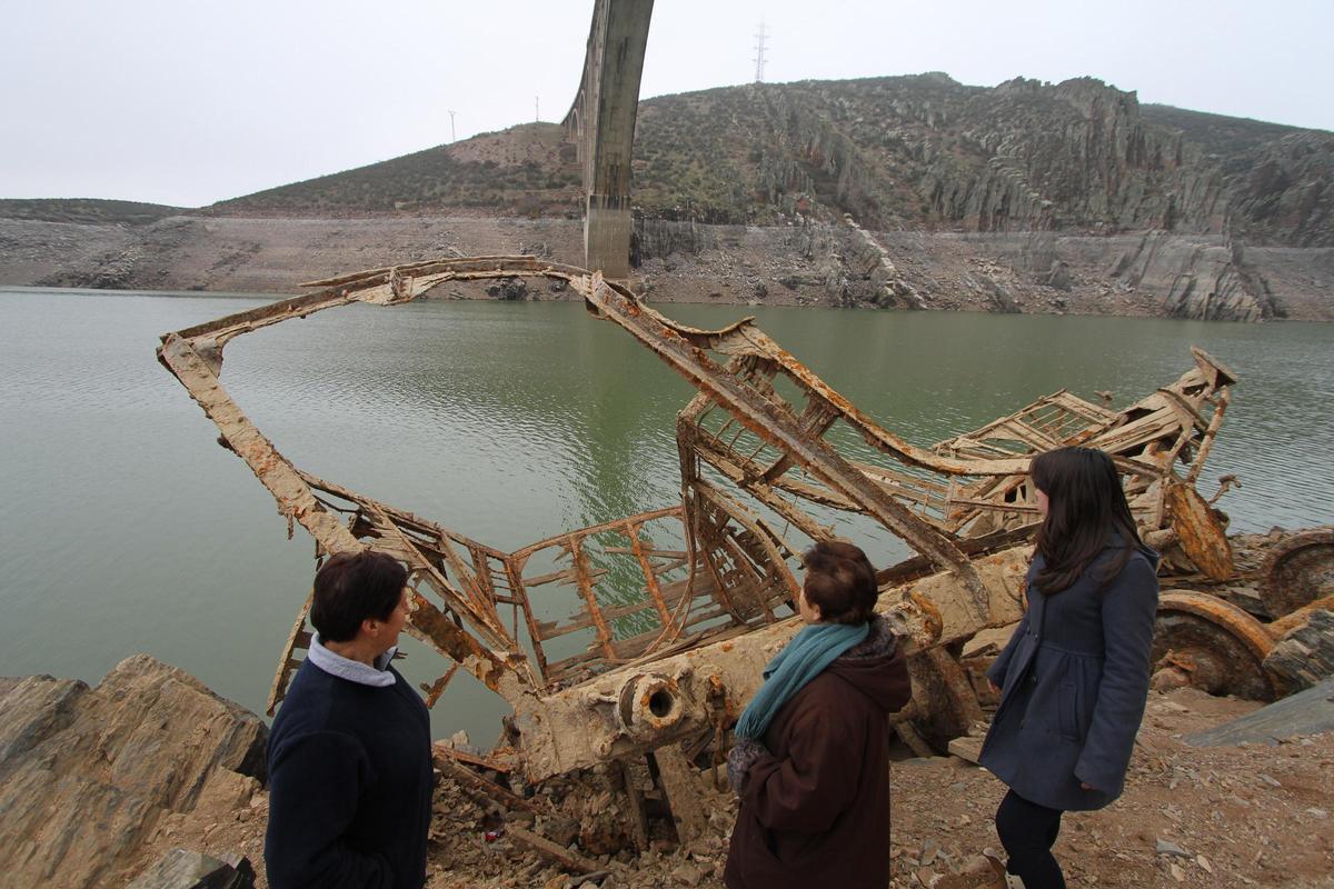 Restosd e los vagones del tren que sufrió un accidente en el Viaducto Martín Gil.