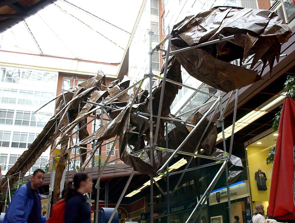 La Asociación Española de Papiroflexia exhibió en 2009 un tiranosaurio rex de papel en Área Central de Santiago de Compostela.