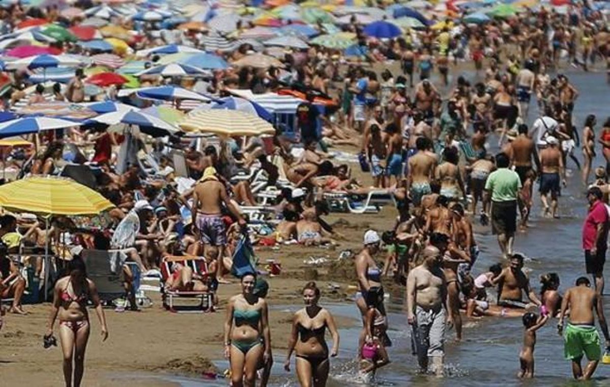 Aspecte d’una platja de València al mes d’agost.