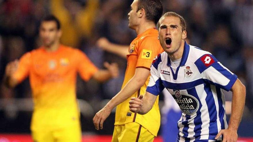 Álex Bergantiños, junto a Iniesta, celebra su gol al Barça en Riazor en la temporada 2012-13