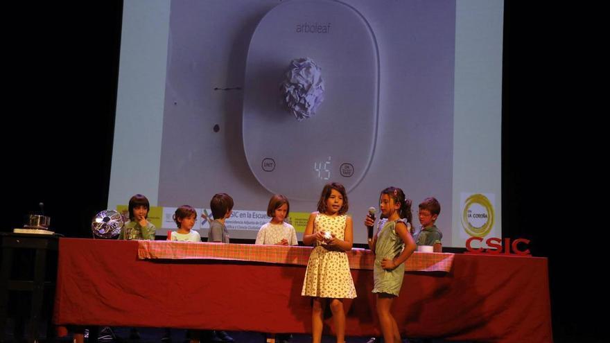 La investigación científica presume de cantera: El Teatro Filarmónica acogió el IV Encuentro Científico "El CSIC en la Escuela"