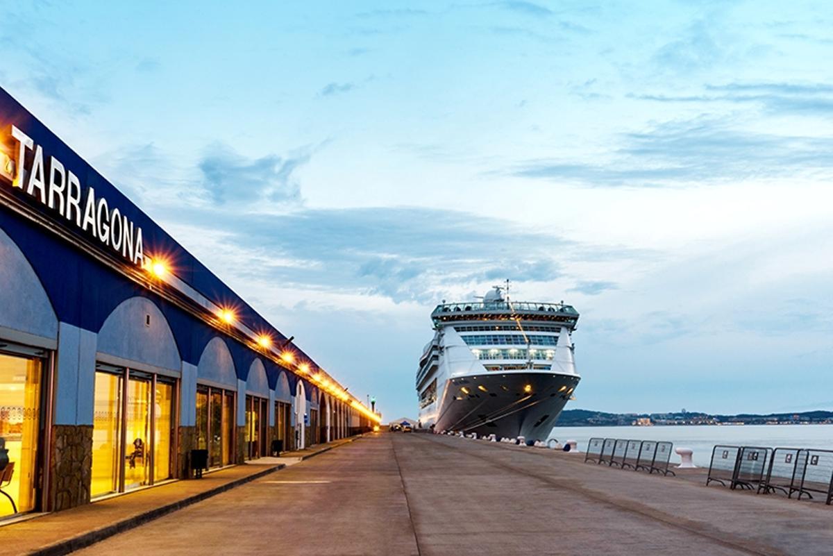 Llegada de un crucero en el Port de Tarragona.