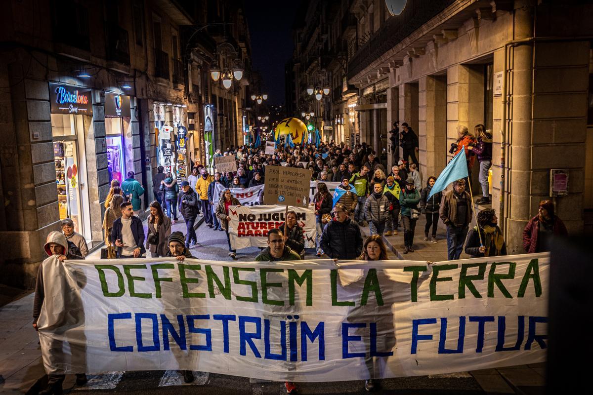 La manifestación contra el Hard Rock, la ampliación del aeropuerto y el Cuarto Cinturón corta el centro de Barcelona