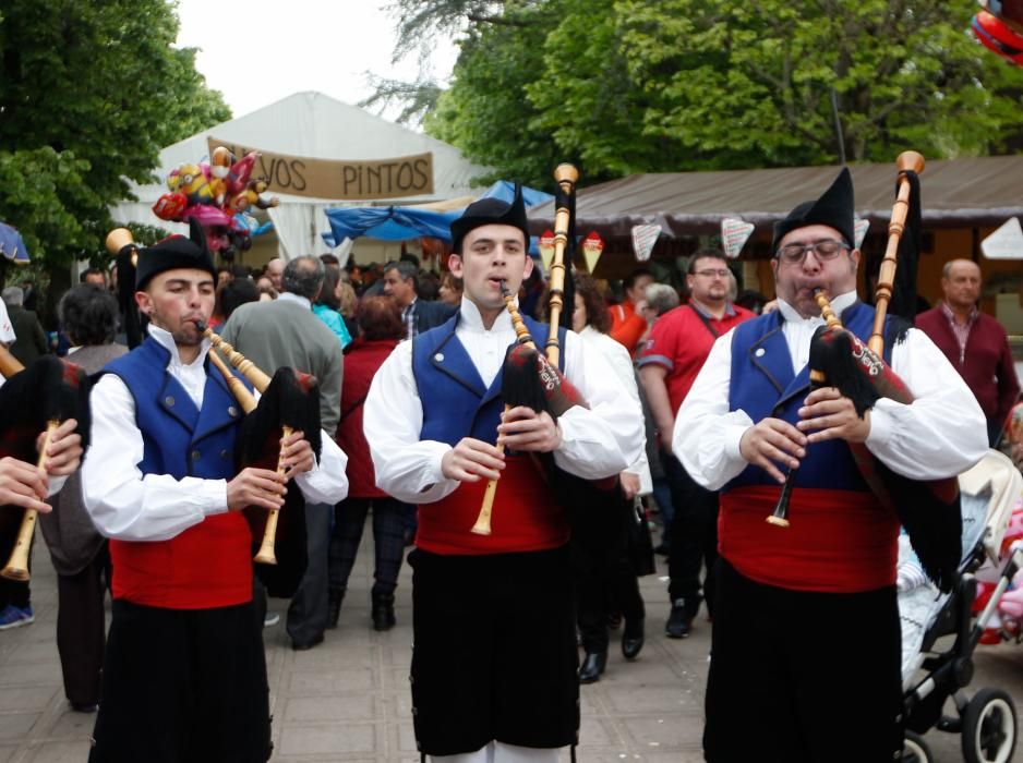 Desfile de grupos folclóricos en los Güevos Pintos 2017