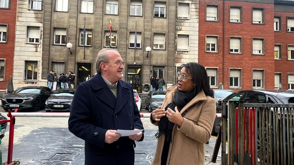 José Agustín Cuervas-Mons y Sandra Camino este jueves delante de la facultad de Ciencias.