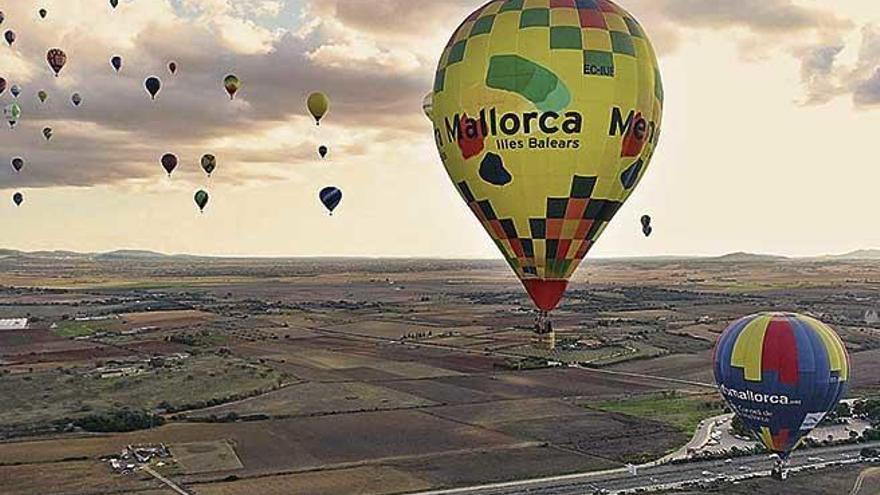 Imagen de los globos sobrevolando la comarca de Manacor, en donde ayer se disputÃ³ la primera jornada del Europeo.