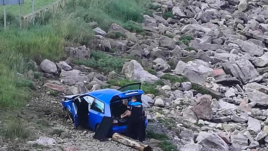 El vehículo siniestrado, en la zona rocosa del Arañón.