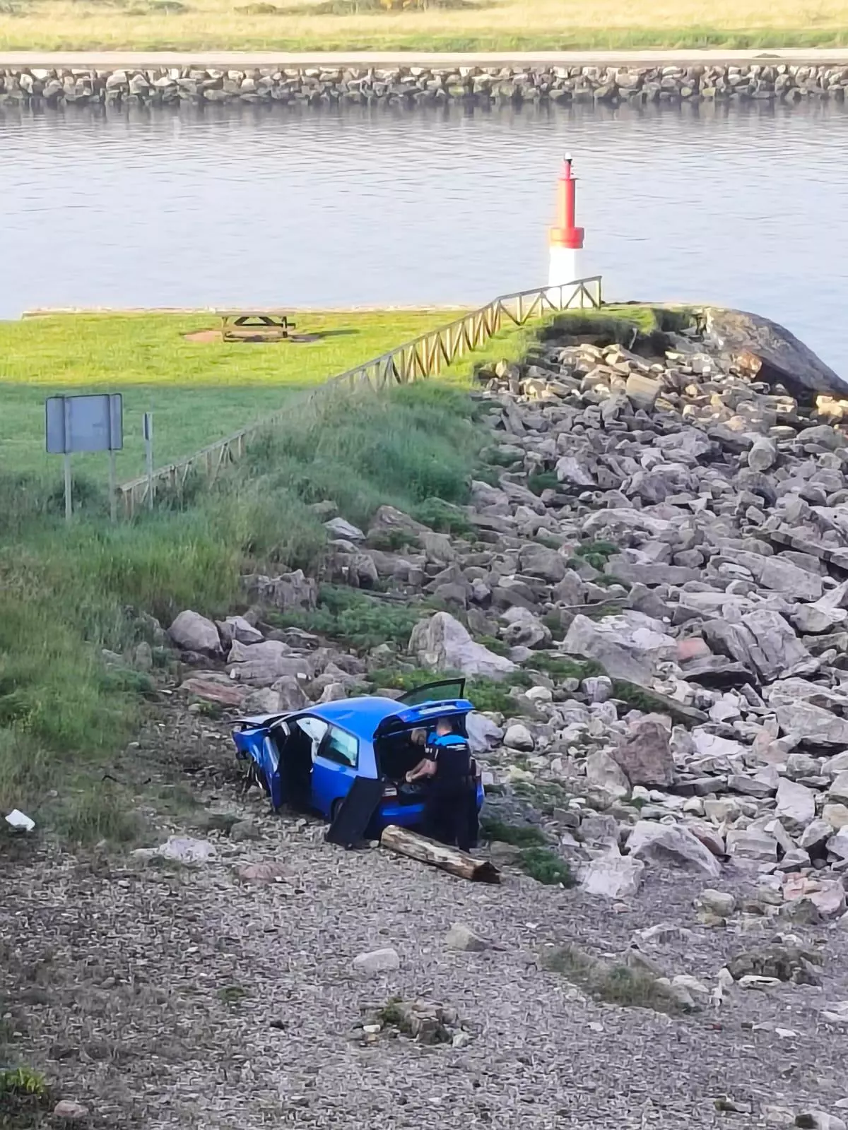 Aparatoso accidente en la carretera al faro de Avilés: un vehículo 'aterriza' en la playa del Arañón y el conductor sale ileso