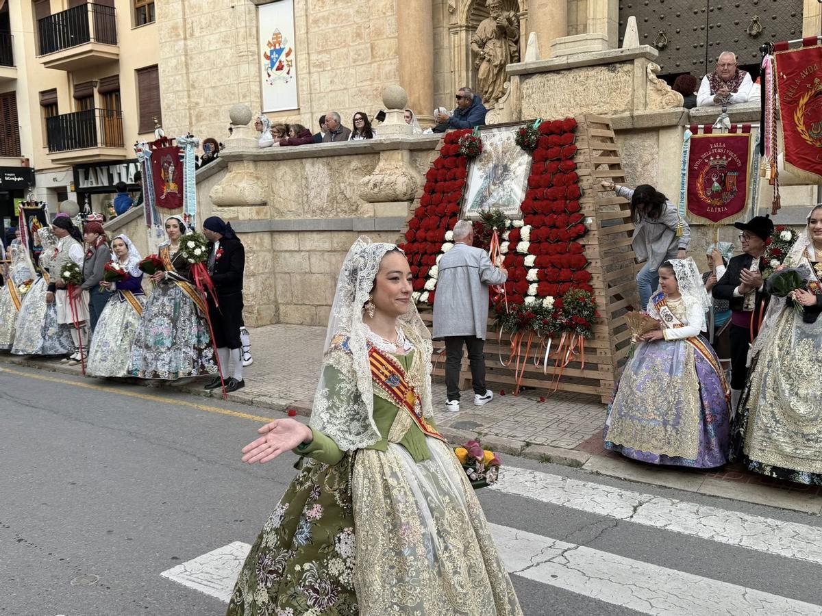La fallera mayor de Llíria, Mireia Fernández, durante la Ofrenda.