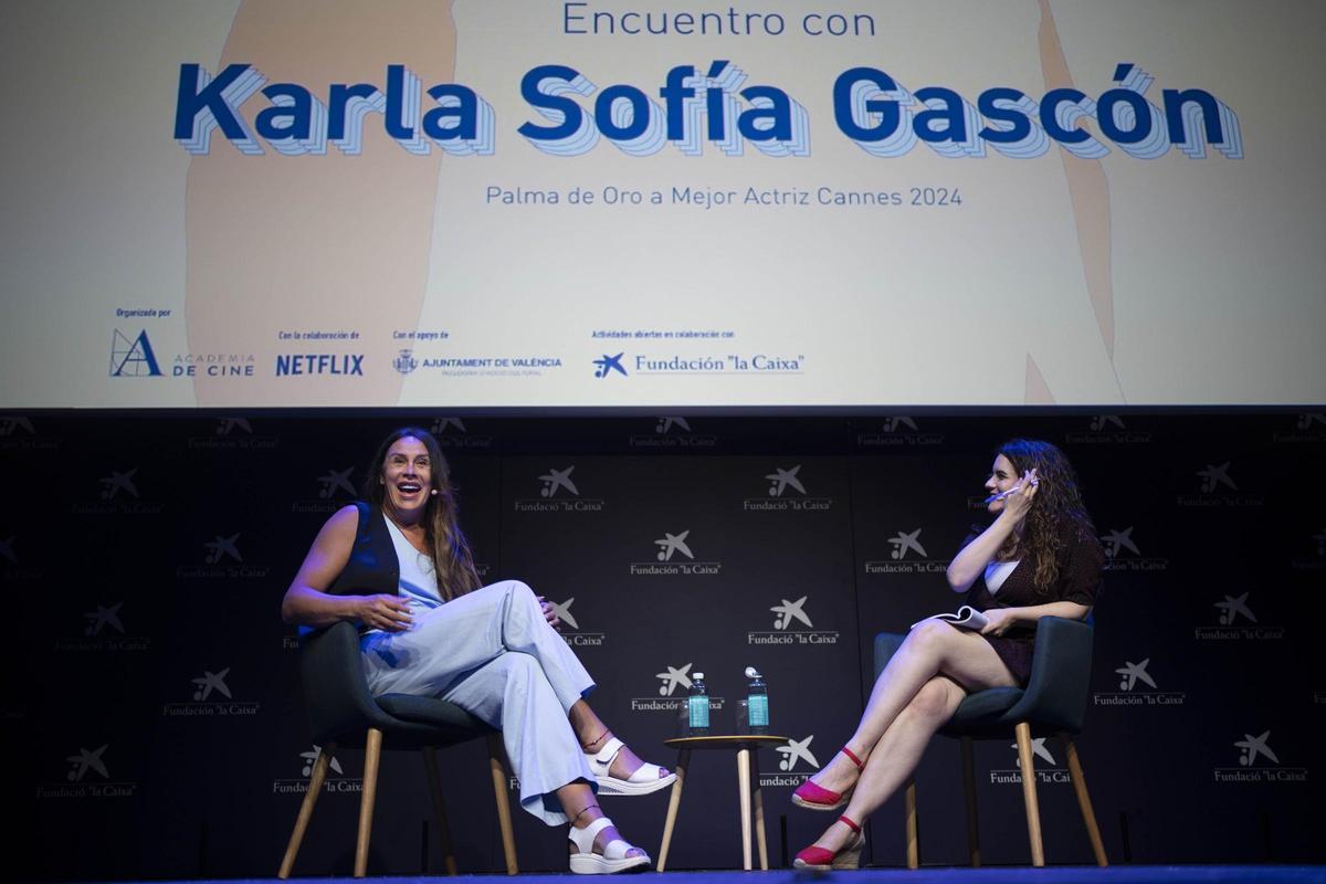Karla Sofía Gascón durante el encuentro