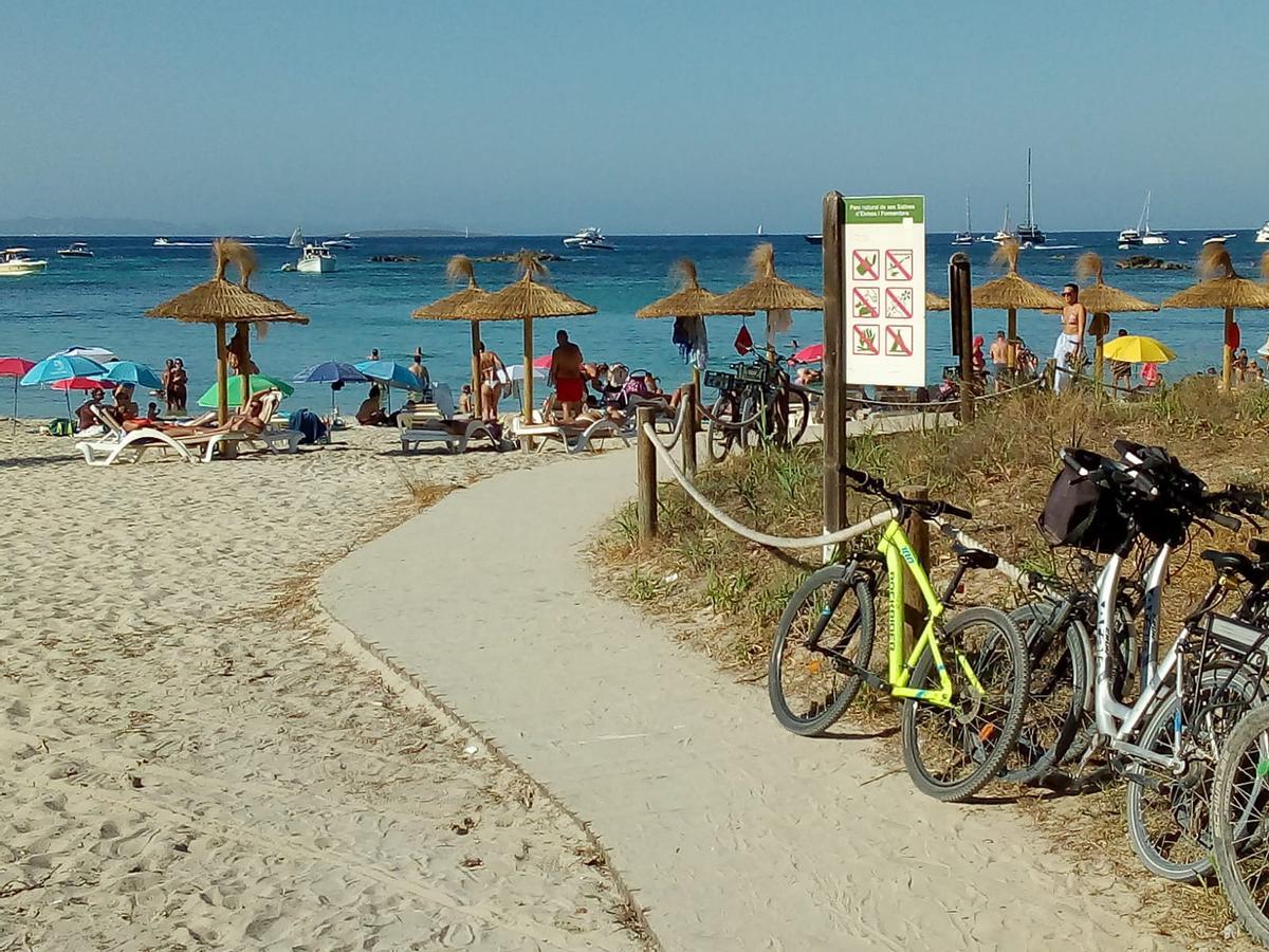 Turistas en la zona de es Pujols, en Formentera.