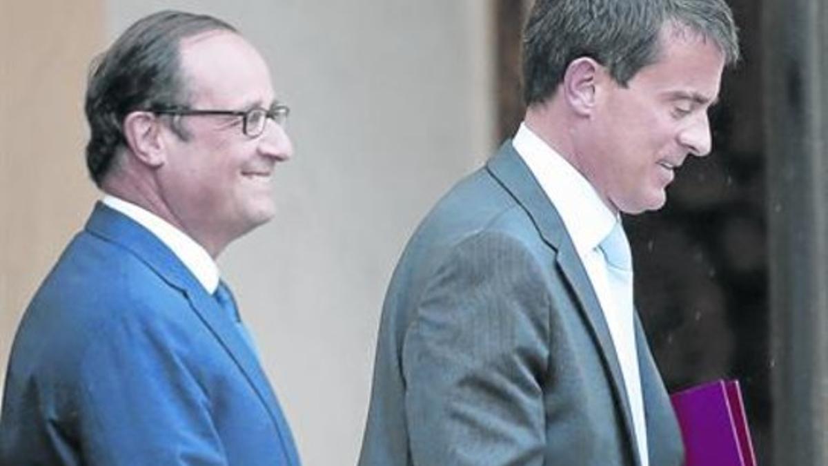 Hollande y Valls salen ayer de la reunión conjunta en el Elíseo.