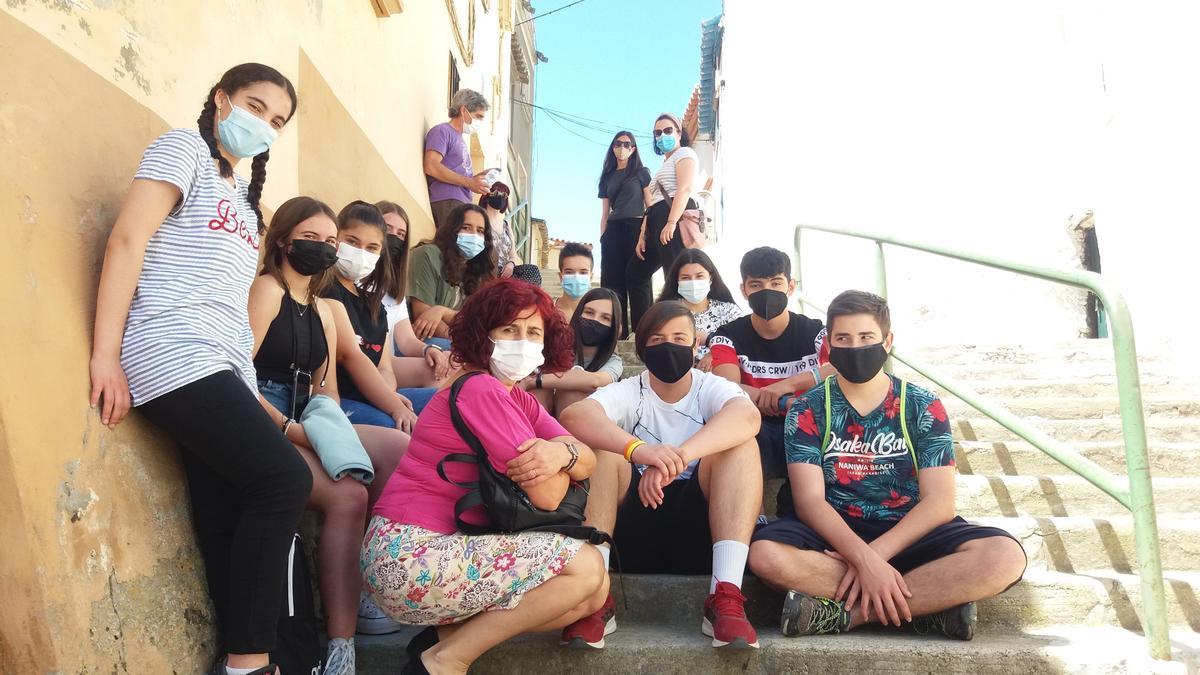 Los estudiantes del centro, junto a su profesora, durante el recorrido histórico por las calles de Sariñena.