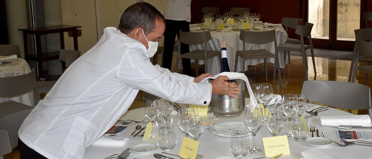 Camareros sirven botellas de vino en el CdT de Morella, este jueves.