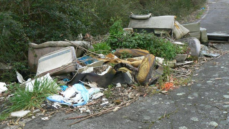 Un vertido incontrolado localizado en territorio de Cerdedo-Cotobade.