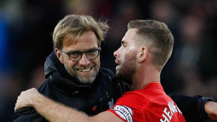 Jurgen Klopp abraza a Henderson tras el Liverpool-Watford.