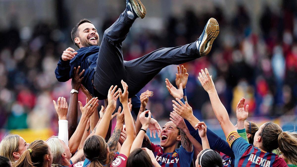 Jonatan Giráldez es manteado por las jugadora del FC Barcelona tras ganar la Champions.