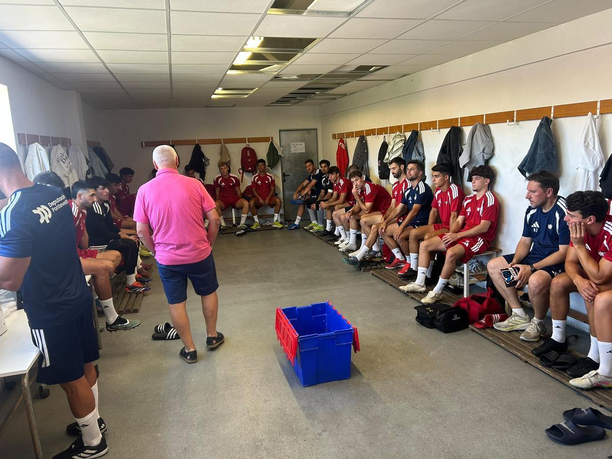 Rafa Outeiral, presidente del Alondras, da la primera charla a la plantilla y cuerpo técnico del equipo cangués.